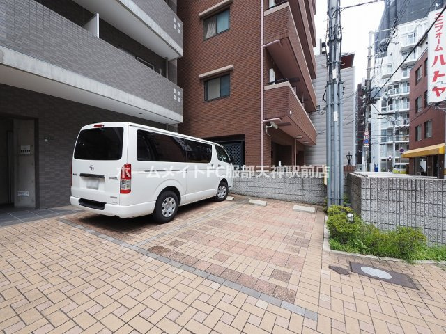 マインズ・コム南森町の駐車場