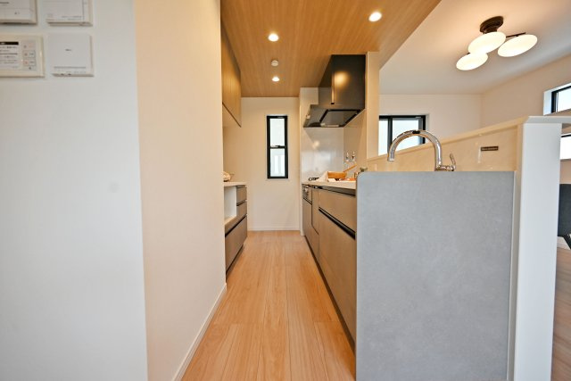 西宮市南甲子園2丁目新築一戸建て｜4LDK＋駐車2台可（制限有）のキッチン|大容量収納を搭載したユニットは実生活上のすっきりとしたLDKを実現します。カップボードは造作でご用意しており、家電使用効率が上がるスライドテーブルも完備しました。