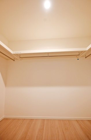 西宮市南甲子園2丁目新築一戸建て｜4LDK＋駐車2台可（制限有）の洋室|-1階洋室8.2帖-
収納場所がひと目で分かる、使い勝手の良いコの字型WICです！