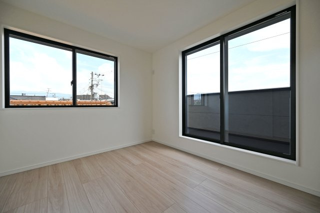 西宮市南甲子園2丁目新築一戸建て｜4LDK＋駐車2台可（制限有）の洋室|-3階6.0帖洋室-
窓からのやさしい光が、お部屋で過ごす時間を心地よい空間です。