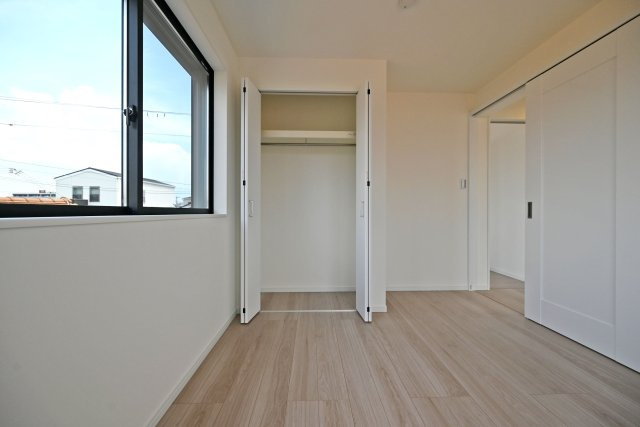 西宮市南甲子園2丁目新築一戸建て｜4LDK＋駐車2台可（制限有）の収納|-洋室5.5帖-
クローゼットは丈の長いコートや畳ジワを付けたくない衣類の保管に大活躍。鞄や帽子などのアイテムは枕棚へどうぞ