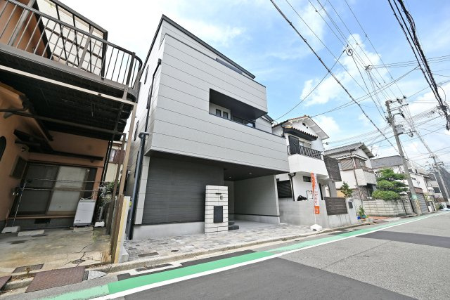 西宮市南甲子園2丁目新築一戸建て｜4LDK＋駐車2台可（制限有）の外観|＼街並みに映える、洗練されたモダンデザイン／ビルトインガレージ付きの4LDK！
