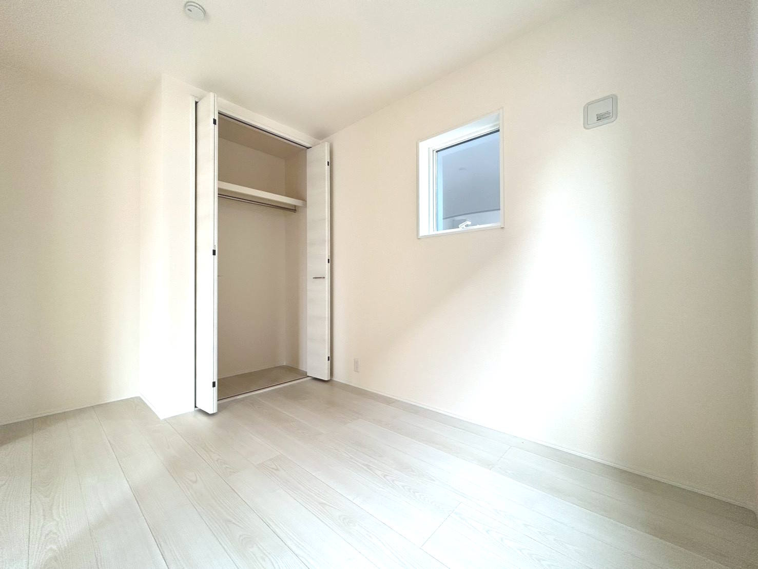 リーブルガーデン　一宮市第3小赤見　全3区画分譲の洋室|全居室にたっぷり収納できる大型クローゼット、居室部分の窓ガラスには間に空気層を設けたペアガラスを採用。
高い断熱性と共にガラス面の結露対策にも効果を発揮します。