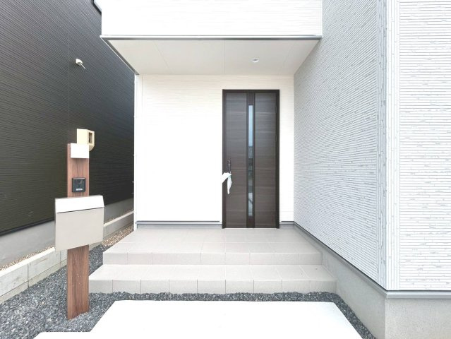 リーブルガーデン　一宮市第3小赤見　全3区画分譲の玄関|【ピッキング防止機能付き玄関ドア錠】玄関ドアの鍵は上下に２つあり、内側の下段は脱着サムターンキー。
鍵を不正に開錠されても、もう１つの鍵でピッキングを防ぎます。防犯性の高い仕様になっています。