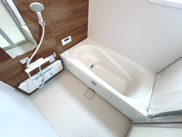 リーブルガーデン　一宮市第3小赤見　全3区画分譲の浴室|明るく清潔感がある浴室。浴槽は環境にやさしい節水タイプ。浴槽内ステップで半身浴、親子入浴も安心です。
洗い場の床は乾きやすく滑りにくい快適仕様、水はけが良くカビの発生を軽減できます。
