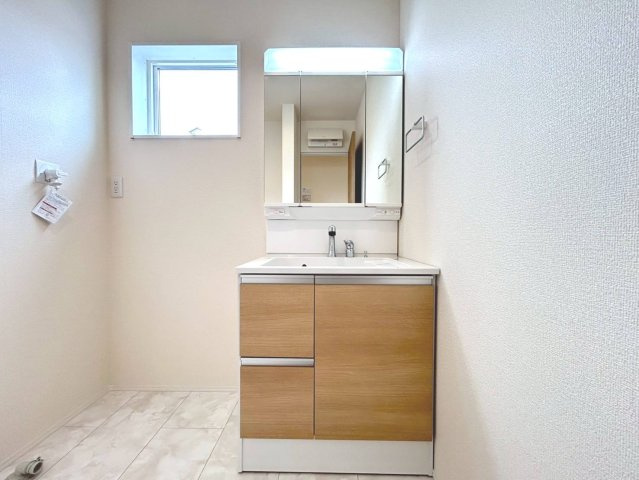 リーブルガーデン　一宮市第3小赤見　全3区画分譲の独立洗面台|洗面化粧台 幅 750mm、軽く割れにくい洗面ボールと場所をとらないコンパクト設計の本体キャビネットです。
ミラー扉の内側は全て収納スペースです。リフトアップシャワーを採用し両手が自由に使えます