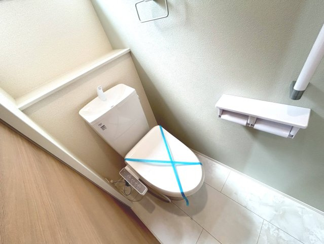 リーブルガーデン　一宮市第3小赤見　全3区画分譲のトイレ|超表面平滑加工とイオンパワーの「セフィオンテクト」加工で、汚れが付きにくく落ちやすい仕様で清潔です。
便器にフチがないので汚れが隠れて見えない部分がありません。お手入れがとってもラクラクです。