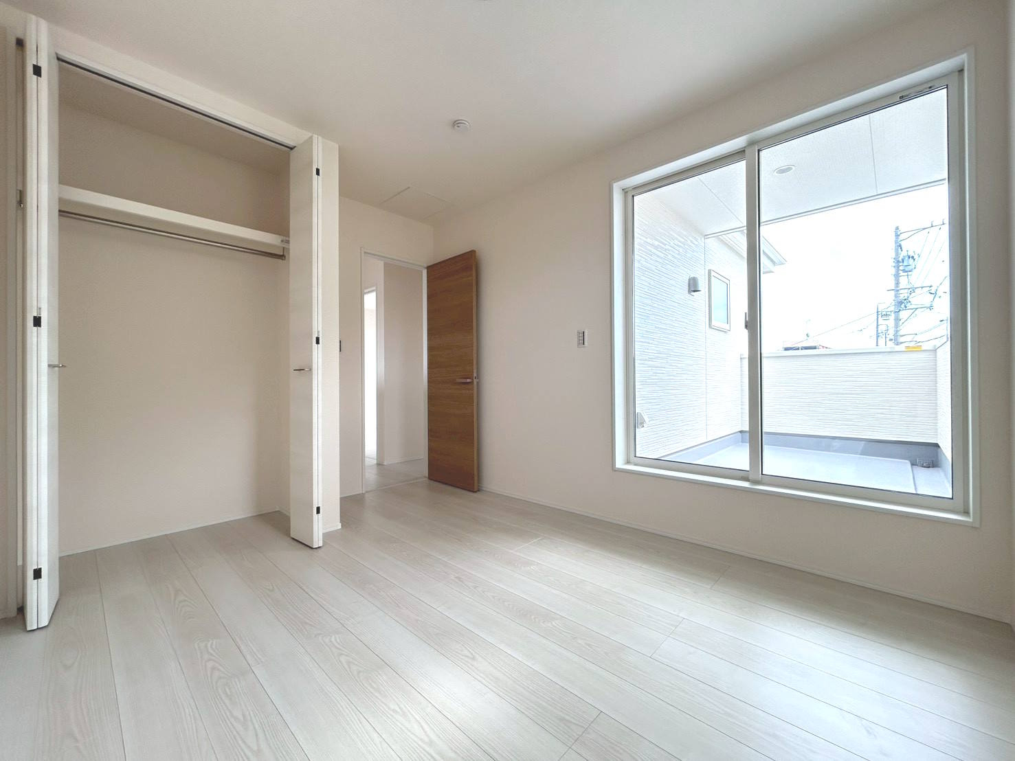 リーブルガーデン　一宮市第3小赤見　全3区画分譲の洋室|全居室にたっぷり収納できる大型クローゼット、居室部分の窓ガラスには間に空気層を設けたペアガラスを採用。
高い断熱性と共にガラス面の結露対策にも効果を発揮します。