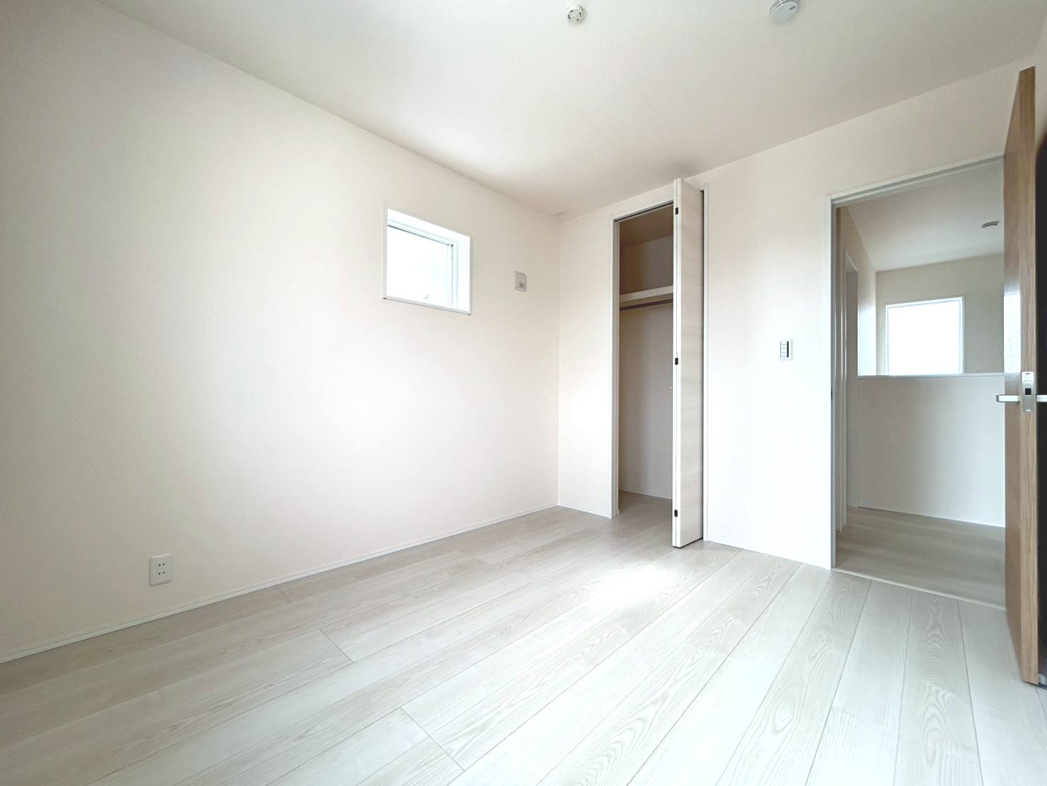 リーブルガーデン　一宮市第3小赤見　全3区画分譲の洋室|全居室にたっぷり収納できる大型クローゼット、居室部分の窓ガラスには間に空気層を設けたペアガラスを採用。
高い断熱性と共にガラス面の結露対策にも効果を発揮します。