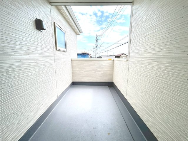 リーブルガーデン　一宮市第3小赤見　全3区画分譲のバルコニー|バルコニーは南向きで洗濯物もよく乾きます！強度と表面積硬度を持つFPRで防水しています。