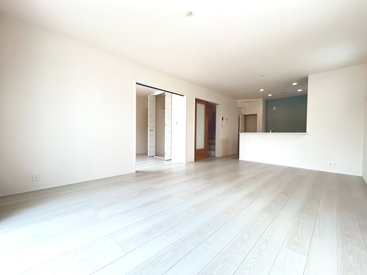 リーブルガーデン　一宮市第3小赤見　全3区画分譲の居間・リビング|明るい日差しをふんだんに取り込んだリビングダイニングは家族の笑顔につつまれた素敵な空間になります。
一建設の家は精度が高く丈夫な工法を採用し、「住宅トップランナー基準」に対応しています。