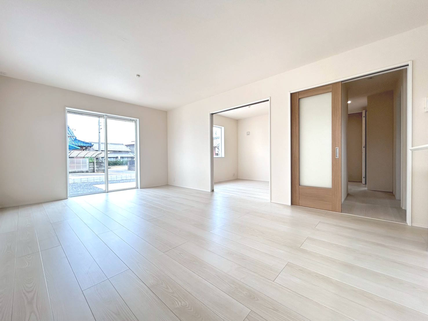 リーブルガーデン　一宮市第3小赤見　全3区画分譲の居間・リビング|明るい日差しをふんだんに取り込んだリビングダイニングは家族の笑顔につつまれた素敵な空間になります。
一建設の家は精度が高く丈夫な工法を採用し、「住宅トップランナー基準」に対応しています。