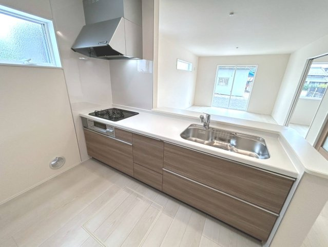 リーブルガーデン　一宮市第3小赤見　全3区画分譲のキッチン|機能的で手入れがしやすいシステムキッチンでお掃除も楽々。蛇口は浄水器内蔵型で節湯CI対応水栓です。　
人造大理石カウンターやキッチンパネルなど明るくきれいにお使いいただけます。