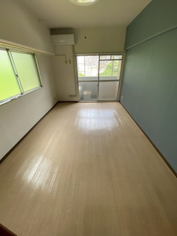折尾ハイツの居間・リビング