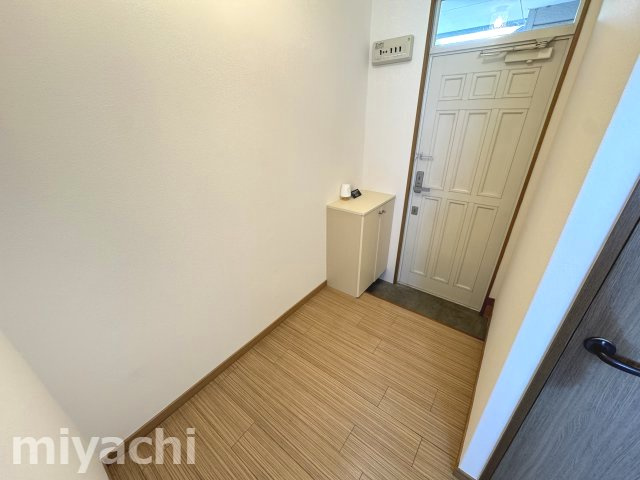 岡田マンションの玄関