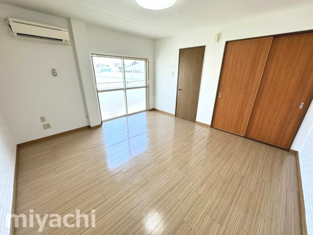 岡田マンションの居間・リビング
