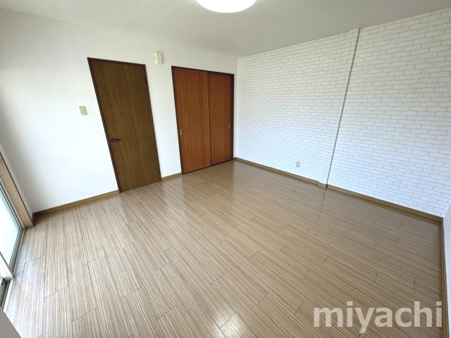 岡田マンションの洋室