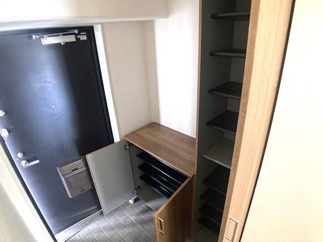 ベルダ鈴蘭台の玄関|大きなシューズBOXを完備