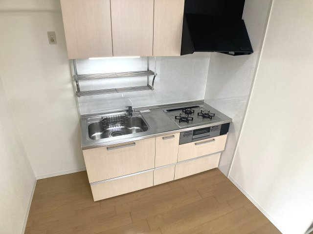 ベルダ鈴蘭台のキッチン|システムキッチン、3口ガスコンログリル付き