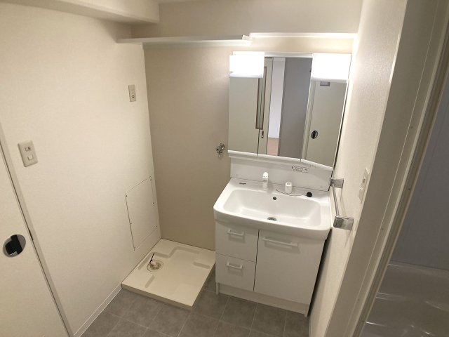 ベルダ鈴蘭台の洗面所|シャワー付きの独立洗面台、脱衣所もゆったり