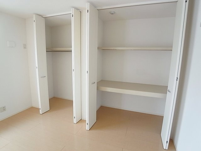 ディアコート神戸2の収納|大きなクローゼット各部屋に完備
