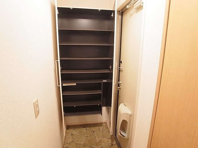 ディアコート神戸2の玄関|シューズＢＯＸもございます