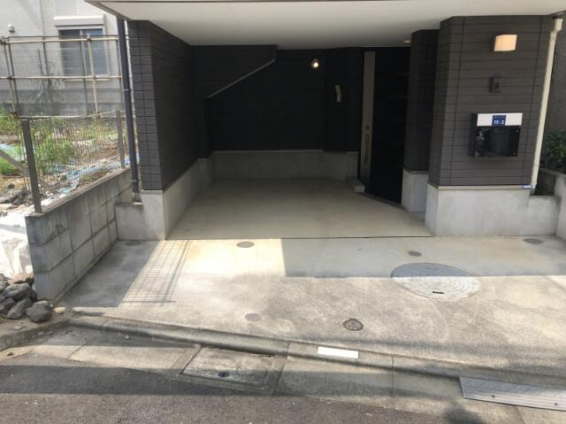 東山町戸建の駐車場