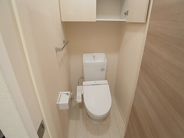 グランクレール兵庫町のトイレ|温水洗浄便座付きのトイレ、上部に収納棚も付いてます