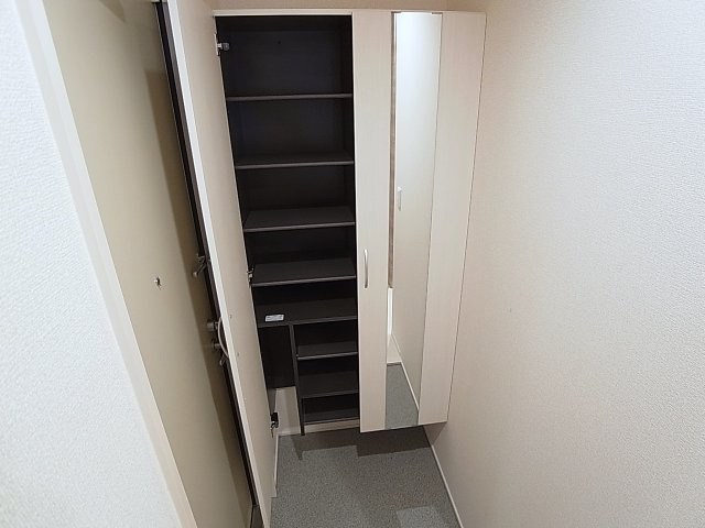 グランクレール兵庫町の玄関|玄関には鏡付きのトールタイプシューズＢＯＸ
