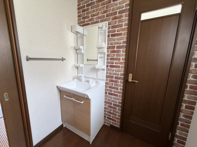 温泉も引ける♪自宅で露天風呂気分も味わえる景色の良い中古住宅　フィオーレ喜連川の独立洗面台|2階にも独立洗面台あります