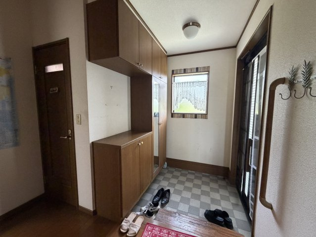 温泉も引ける♪自宅で露天風呂気分も味わえる景色の良い中古住宅　フィオーレ喜連川の玄関|明るい玄関です