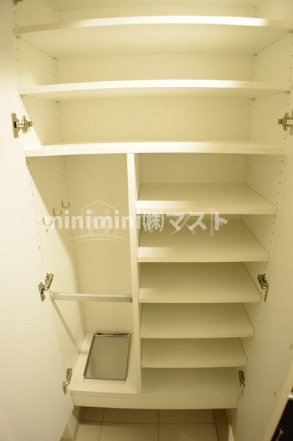 大阪市中央区博労町２丁目の賃貸マンションの玄関