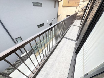 【バルコニー】 | 西賀茂南今原町　戸建 | 和室と洋室をつなぐバルコニー