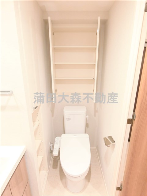 パークリュクス蒲田1丁目のトイレ|棚収納と温水洗浄便座付きのトイレ