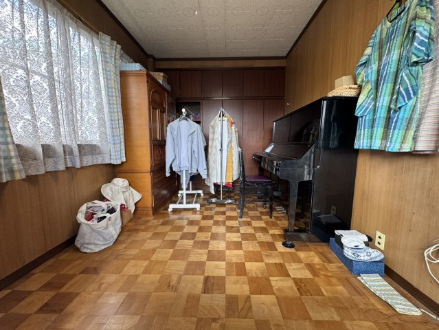 店舗付物件♪新事業にも住宅としても最適♪日光市鬼怒川温泉の洋室