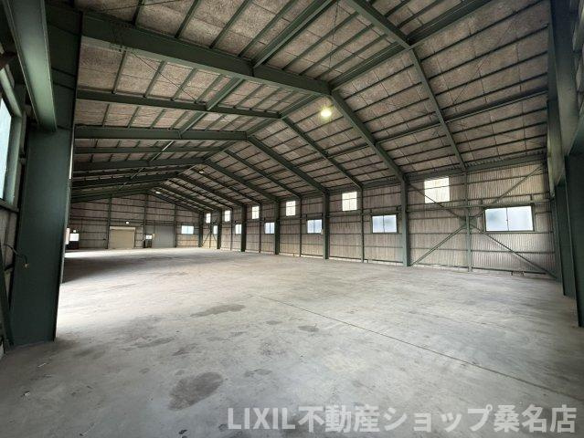 東員町山田倉庫の内装