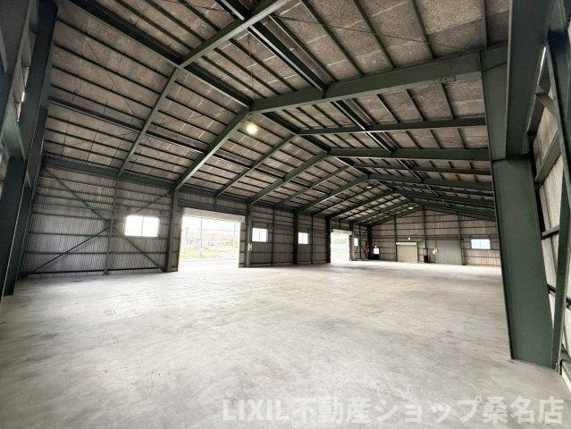 東員町山田倉庫の内装