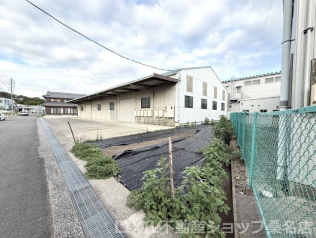 東員町山田倉庫の外観