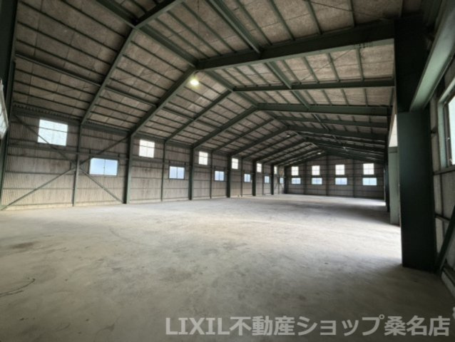 東員町山田倉庫の内装|かなり広い倉庫です。
