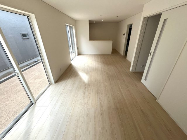 【居間・リビング】 | 補助金対象！仲介手数料無料！大殿小学校に通える新築戸建　山口市天花2丁目　第３－１号棟　クレイドルガーデン　アーネストワン | ゆったりとしたリビングは家族の団らんがはずみますね♪