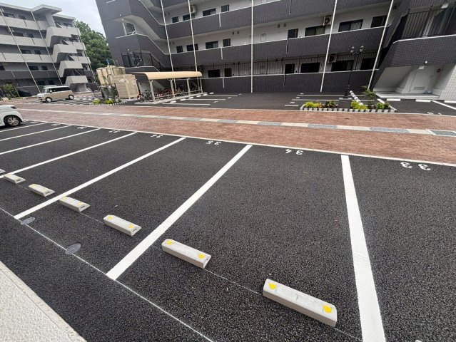 フルール小池原の駐車場