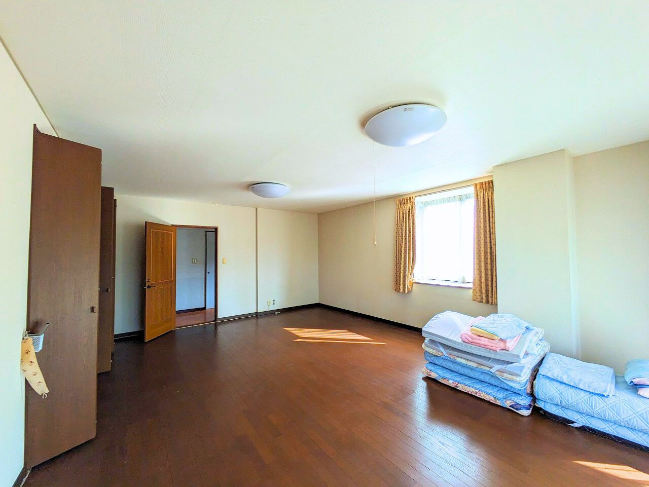 吉藤5丁目3世帯戸建ての洋室|落ち着いた色調の洋室は、寝室に最適です。心地よい朝の光を感じながら、一日のスタートを。