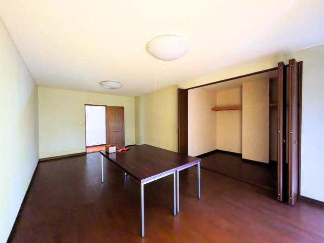 吉藤5丁目3世帯戸建ての洋室|落ち着いた色調のフローリングと便利な壁面収納が魅力。家具の配置がしやすい、広々とした洋室です。