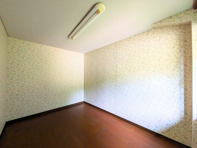 吉藤5丁目3世帯戸建ての洋室|お洒落なデザインクロスが、お部屋の雰囲気を明るく演出。個性的な空間づくりを楽しめる、素敵な一室です。