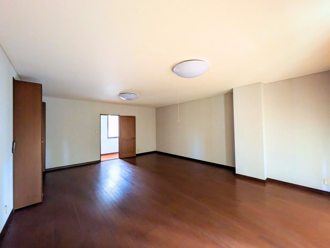 吉藤5丁目3世帯戸建ての洋室|明るい自然光が差し込む、ゆとりのある洋室です。大容量のクローゼット完備で、お部屋をすっきり保てます。