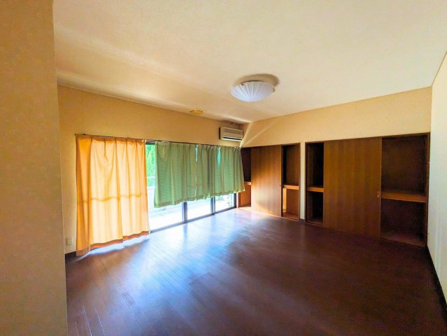 吉藤5丁目3世帯戸建ての洋室|大きな窓からバルコニーへ出られる、開放的なお部屋。たっぷりの収納も備えた、暮らしやすい空間です。