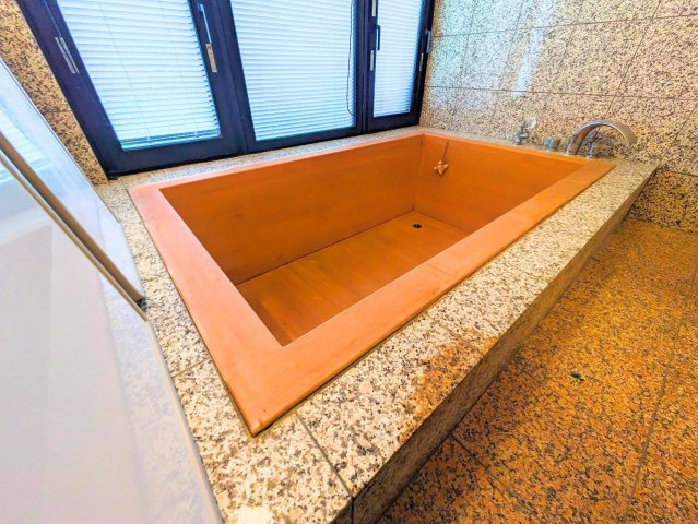 吉藤5丁目3世帯戸建ての浴室|木の温もりを感じるこだわりのバスルーム。窓から外の景色を眺めながら、至福のバスタイムを過ごせます。