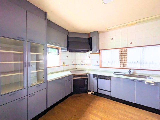 吉藤5丁目3世帯戸建てのキッチン|使い勝手の良いＬ型キッチンは収納も充実。窓があり、明るく気持ちよくお料理を楽しめる空間です。