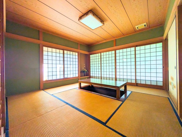 吉藤5丁目3世帯戸建ての和室|掘ごたつ式の和室は、足を伸ばしてくつろげる癒しの空間。障子から差し込む柔らかな光が心地よいです。