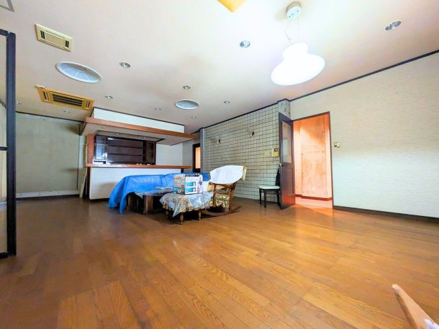 吉藤5丁目3世帯戸建ての居間・リビング|木目調の床とダウンライトが落ち着いた雰囲気を演出します。ご家族が自然と集まる、温かみのあるリビングで